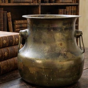 Maceta antigua de latón y cobre, pesada, martillada a mano, de 33 cm (13 pulgadas), ideal para colocar sobre el suelo o guardar objetos decorativos, con asas remachadas.