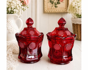 Vintage Fostoria Ruby Red Münzenglas Bonbongläser - Paar 2 Deckelschalen, gefrostete Medaillons, Muster 1372 - CADMIUM UV GLOW