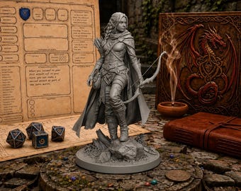 Puede incluir: Una figura miniatura de resina gris de un arquero elfo sobre una base rocosa, sosteniendo un arco y un carcaj. La figura viste una armadura de cuero detallada y una capa. Cerca hay tres dados poliédricos, una hoja de personaje y un libro.