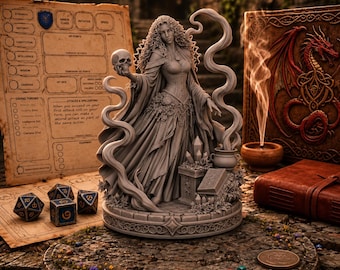 Puede incluir: Una figura miniatura de resina gris de una mujer con cabello largo y rizado que viste un vestido, sosteniendo un cráneo en una mano. Se encuentra sobre una base circular con un pequeño caldero, cristales y un libro.