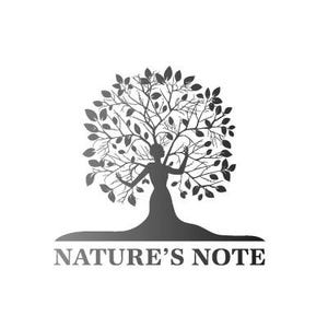 Puede incluir: Logotipo en escala de grises que presenta a una mujer cuyo cuerpo forma el tronco de un &aacute;rbol, con los brazos extendidos como ramas. Las hojas del &aacute;rbol crean una corona circular. El texto "NATURE'S NOTE" est&aacute; debajo.