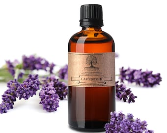 Op de afbeelding: Een bruine glazen fles met een zwarte dop gevuld met lavendelolie. De fles heeft een bruin papieren etiket met de tekst "Nature's Note 100% Pure Aromatherapy Essential Oil Lavender naturesnoteorganics.com". De fles is omringd door paarse lavendelbloemen.