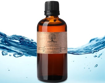 Puede incluir: Una botella de vidrio marrón con una tapa negra llena de un líquido transparente. La botella tiene una etiqueta de papel marrón con el texto "NATURE'S NOTE ORGANICS 100% PURE AROMATHERAPY ESSENTIAL OILS CALMING WATER naturesnoteorganics.com".