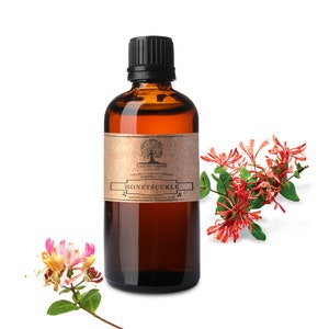 Pode incluir: Uma garrafa de vidro marrom com uma tampa preta cheia de óleo essencial de madressilva. A garrafa tem um rótulo de papel marrom com o texto "Nature's Note 100% Pure Aromatherapy Essential Oil Honeysuckle naturesorganics.com". A garrafa está cercada por flores de madressilva.