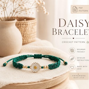 Könnte beinhalten: Ein handgefertigtes grünes Häkelarmband mit einem Gänseblümchen-Anhänger. Das Armband hat goldfarbene Perlen und Akzente. Das Bild zeigt auch den Text "DAISY BRACELET" und "CROCHET PATTERN".