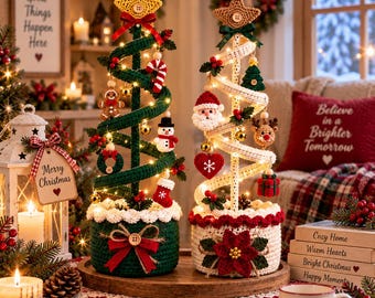 Peut inclure: Deux sapins de Noël décoratifs en crochet sur un socle en bois. L'arbre de gauche est vert avec une étoile jaune, un bonhomme en pain d'épice, un bonhomme de neige et une canne en sucre. L'arbre de droite est blanc avec une étoile marron et des ornements.