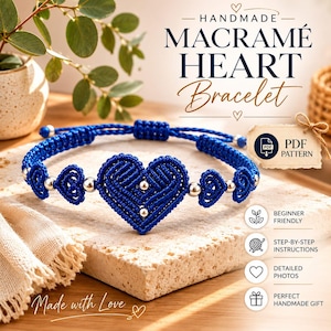 Può includere: Un braccialetto a cuore in macramè blu fatto a mano con perline d'argento. Il braccialetto presenta un design a forma di cuore al centro e piccoli accenti a cuore su ogni lato. L'immagine include il testo "Handmade Macramé Heart Bracelet" e "Made with Love."