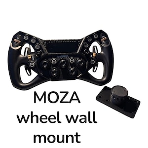 Può includere: Un volante da corsa MOZA nero con diversi pulsanti e quadranti, e un supporto a parete nero separato. Il volante presenta un design in fibra di carbonio ed è progettato per il sim racing. Il testo "MOZA wheel wall mount" è visualizzato sotto.