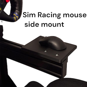 Könnte beinhalten: Eine schwarze Sim Racing Maus-Seitenhalterung an einem Metallrahmen mit einer flachen, rechteckigen Plattform, zwei sichtbaren Schrauben und einer darauf liegenden schwarzen Computermaus. Der Text Sim Racing mouse side mount ist zu sehen.
