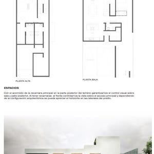 Op de afbeelding: Architectuurplannen en een moderne buitenkant van een huis. De plannen tonen plattegronden met de labels "Planta Alta" en "Planta Baja". Het huis heeft een witte gevel met houten accenten, een donkergrijze betegelde sectie en grote ramen. De tekst "CASA NUEVO VALLARTA" staat bovenaan.