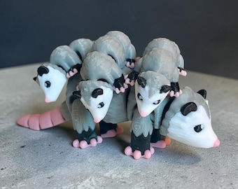 Mamma opossum e 3 cuccioli stampati in 3D. I cuccioli si attaccano magneticamente alla schiena della mamma.