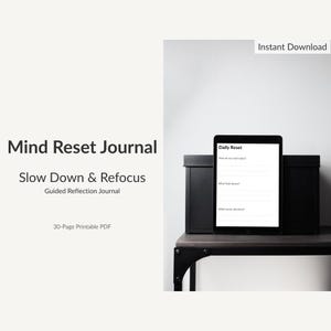 Op de afbeelding: Een digitale tablet met een "Daily Reset" journaalpagina, met prompts voor reflectie. De tablet staat op een donkere ondergrond, met de tekst "Mind Reset Journal" en "Slow Down & Refocus" zichtbaar. De tekst "30-Page Printable PDF" en "Instant Download" is ook zichtbaar.