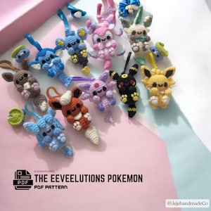 Può includere: Una collezione di portachiavi Pokémon all'uncinetto colorati, tra cui le evoluzioni di Eevee. I portachiavi sono in vari colori come blu, rosa, giallo e nero. Il testo "THE EEEVEELUTIONS POKEMON PDF PATTERN" è visibile.