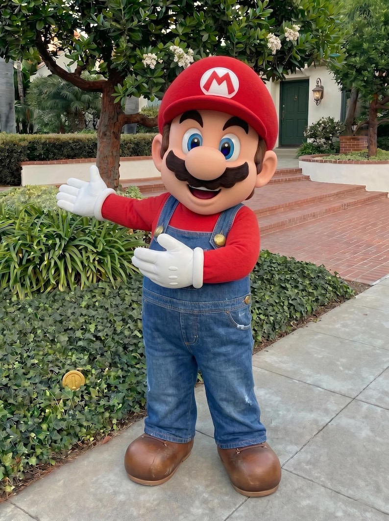 Puede incluir: Una persona con un disfraz de Mario, con una gorra roja con una "M" blanca, una camisa roja de manga larga, un mono azul, guantes blancos y zapatos marrones. El personaje est&aacute; de pie en una acera, con una moneda en el suelo.