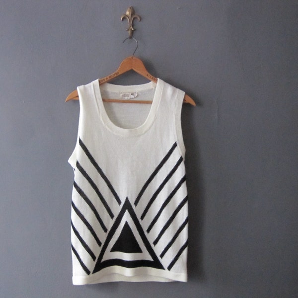 graphic pyramid knit top