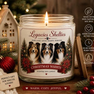 Peut inclure: Une bougie en pot de verre allumée avec un couvercle en bois. L'étiquette indique "Legacies Shelties" et "Christmas Warmth". La bougie présente des portraits de trois chiens Sheltie et est entourée de décorations de Noël. Le texte "Cadeau parfait pour les amoureux de Sheltie !" est sur une étiquette.