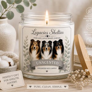 Peut inclure: Une bougie en pot de verre transparent allumée avec un couvercle en bois. L'étiquette indique "Legacies Shelties" et présente trois portraits de chiens. La bougie est non parfumée et faite de cire de soja naturelle. Le pot est de 255 grammes.