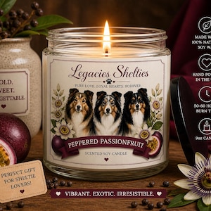 Peut inclure: Une bougie en pot de verre allumée avec une étiquette représentant trois portraits de chiens Sheltie. L'étiquette indique "Legacies Shelties" et "Peppered Passionfruit". La bougie est de 255 grammes et faite de cire de soja naturelle.