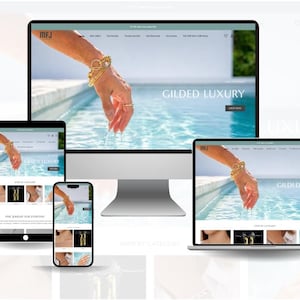 Op de afbeelding: Een websiteontwerp met fijne sieraden, getoond op verschillende apparaten. De hoofdafbeelding toont een hand met gouden armbanden en ringen die water aanraakt. Het thema van de website is "Gilded Luxury".
