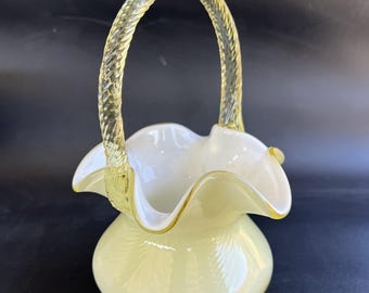 Cestino vintage Fenton in vetro opalescente topazio con manico ritorto e bordo ondulato