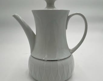 Cafetera de porcelana blanca Thomas Germany con acabado brillante y tapa.