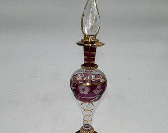 Frasco de perfume de cristal egipcio hecho a mano con tapón de diseño floral y detalles dorados.