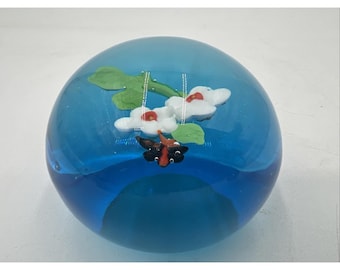 Pisapapeles vintage de vidrio soplado a mano con flores azules y mariposa de 3,5 pulgadas.