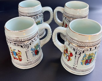 Lote de jarras de cerveza Enesco Japón, 4 jarras con escudos de armas, 4 1/2 x 3 1/2 pulgadas.