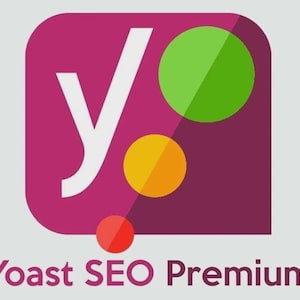 Może przedstawiać: Logo Yoast SEO Premium przedstawia białą literę 'y' na magentowym tle w zaokrąglonym kwadracie. Towarzyszą jej trzy kolorowe okręgi: zielony, żółty i czerwony. Tekst 'Yoast SEO Premium' jest wyświetlany poniżej.