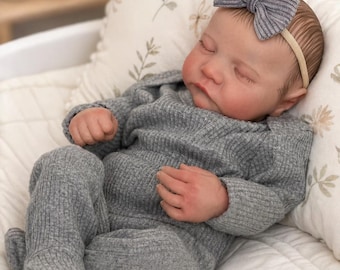 Muñeca bebé reborn de silicona realista: cabello pintado a mano, venas visibles, recién nacido durmiendo.