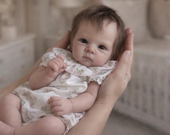 Lebensechte 50 cm Reborn Babypuppe: Verwurzelte Haare, weicher Stoffkörper, Sichtbare Adern, Artistik Neugeborenes