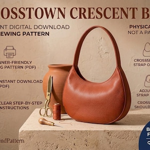 Op de afbeelding: Een halvemaanvormige tas met een getextureerde bruine lederen afwerking en een enkele schouderband. De afbeelding bevat de tekst: CROSSTOWN CRESCENT BAG, INSTANT DIGITAL DOWNLOAD, PDF SEWING PATTERN, BEGINNER-FRIENDLY en QUICK SEW.