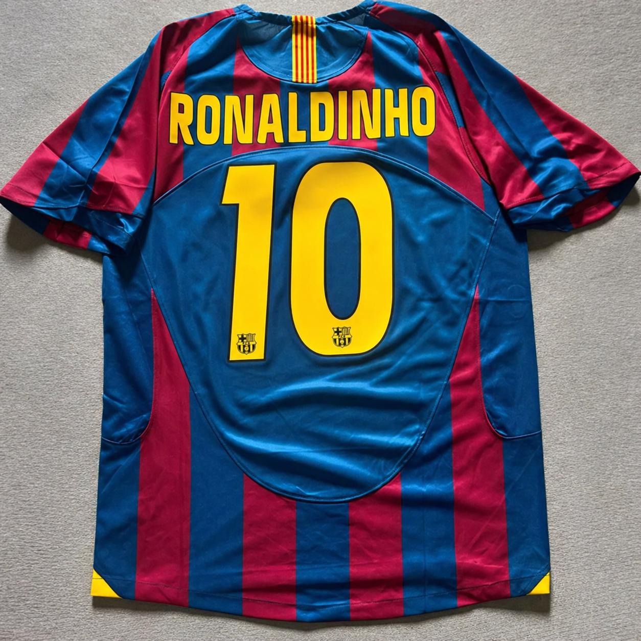 Barca Heim Legende #10 Ronaldinho Retro Trikot & Shorts Set Für Kinder – Seltenes Vintage-Fußballoutfit In Jugendgrößen – 100% Polyester Barca Heim Legende #10 Ronaldinho Retro Trikot & Shorts Set Für Kinder – Seltenes Vintage-Fußballoutfit In Jugendgrößen – 100% Polyester