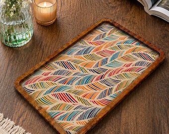 Bandeja de madera con estampado de plumas de colores / Bandeja decorativa hecha a mano para mesa de centro (7 x 11 pulgadas)