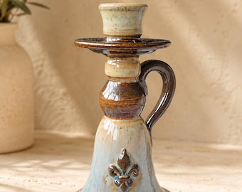 Bougeoir, Chandelier portatif avec anse – décor fleur de lys – céramique artisanale rustique