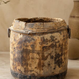 Vaso antigo de madeira esculpida à mão – Recipiente rústico com pátina