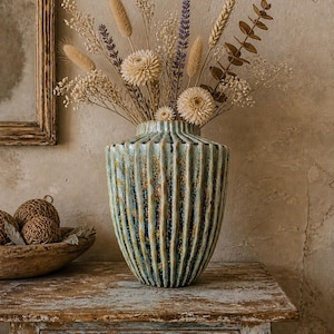 Large Handcrafted Ceramic Vase – Fluted Design & Reactive Glaze – Height 26 cm Wood and Glow