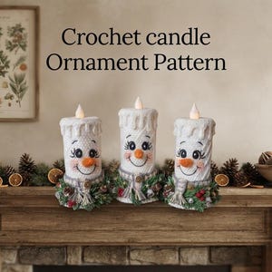 Peut inclure: Trois ornements de bougie en crochet blanc représentant des visages de bonhomme de neige avec des nez en carotte orange, des yeux noirs et des sourires cousus. Chaque bougie est surmontée d'une petite lumière et posée sur une base de pin.