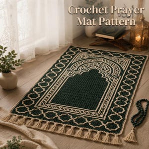 Puede incluir: Una alfombra de oración rectangular de ganchillo verde oscuro con un diseño de mihrab arqueado de color crema, bordes geométricos intrincados y borlas de color crema en el borde inferior. El texto Crochet Prayer Mat Pattern es visible.