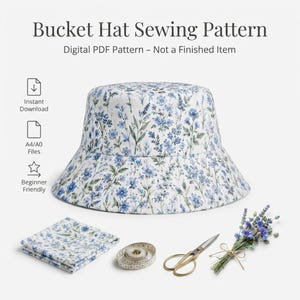 Può includere: Un cartamodello per cappello a secchiello in tessuto bianco con stampa floreale blu. Il testo recita Bucket Hat Sewing Pattern, Digital PDF Pattern - Not a Finished Item, Instant Download, A4/A0 Files e Beginner Friendly. Include forbici, un metro a nastro e lavanda.