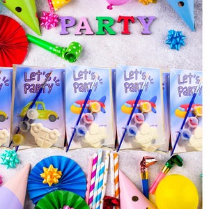 Könnte beinhalten: Eine Sammlung von Partyartikeln, darunter bunte Papierhüte, Luftballons, Schleifen und Tröten. Mehrere durchsichtige Plastiktüten sind zu sehen, die jeweils einen kleinen Pinsel, Farbtöpfe und eine weiße Gipsfigur enthalten.
