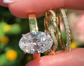 Anillo de oro amarillo con tres piedras, moissanita de talla ovalada y diamantes, alianza de compromiso atemporal, joyería nupcial moderna, regalo para ella.