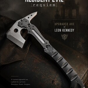 Pode incluir: Um machado personalizado e aprimorado, feito para a sobrevivência, com o texto "RESIDENT EVIL requiem" no topo. O machado é cinza e preto, com o texto "UPGRADED AXE of LEON KENNEDY". O machado tem um design único em um fundo escuro.