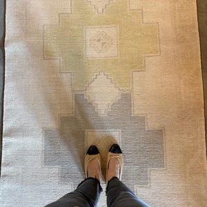 Vintage Oushak loper – handgeknoopt gangtapijt in Turkse stijl, zacht wollen gangtapijt, neutraal beige gebloemde loper, 2,5 x 6 2,5 x 9
