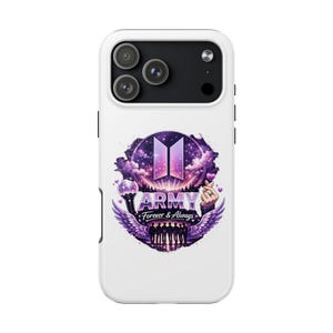 Könnte beinhalten: Weißes Handycase mit einem lila-weißen Grafikdesign. Das Design enthält das Wort "ARMY", ein Herzsymbol, Flügel und den Text "Forever & Always". Das Case hat eine Dreifach-Objektiv-Kamera.