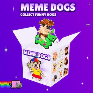 Może przedstawiać: Białe pudełko z napisem MEME DOGS, na którym znajduje się mops w kowbojskim kapeluszu jadący na zielonym koniu-zabawce. Przód przedstawia psa z lizakiem i czapką z śmigłem, a bok pokazuje siatkę z różnymi ilustracjami psów na fioletowym tle.