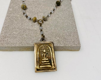 Långt boho pärlhalsband med Buddha | Trådlindad kristall- och ädelstenskedja