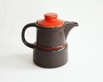 Dunkelbraune Teekanne Kaffeekanne mit orangefarbenem Deckel