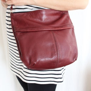 Sac en cuir bourgogne, sac Crossbody, sac vintage, sac en cuir élégant, sac femme, sac en cuir de Bourgogne, cadeau pour elle