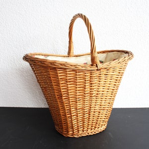 Vintage Woven Wicker Basket with Handle: Rose Fabric Lining